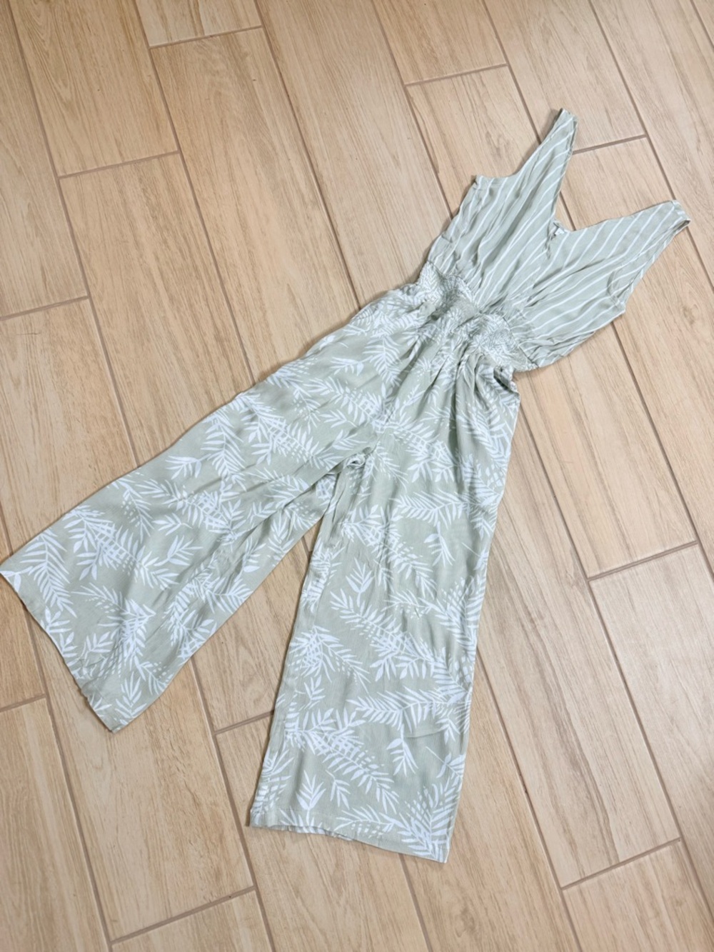 LASCANA TropicalLeaf Jumpsuit Size2 Light Green Smocked Waist WideLeg Sleeveless